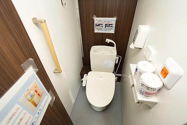 男子刷厕所差点“中毒” 医生：洁厕灵、84消毒液混用会产生剧毒氯气