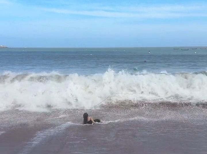 山东一对母女被海浪卷走获救 救人者：母女俩被救上后吐出的水里全是沙子