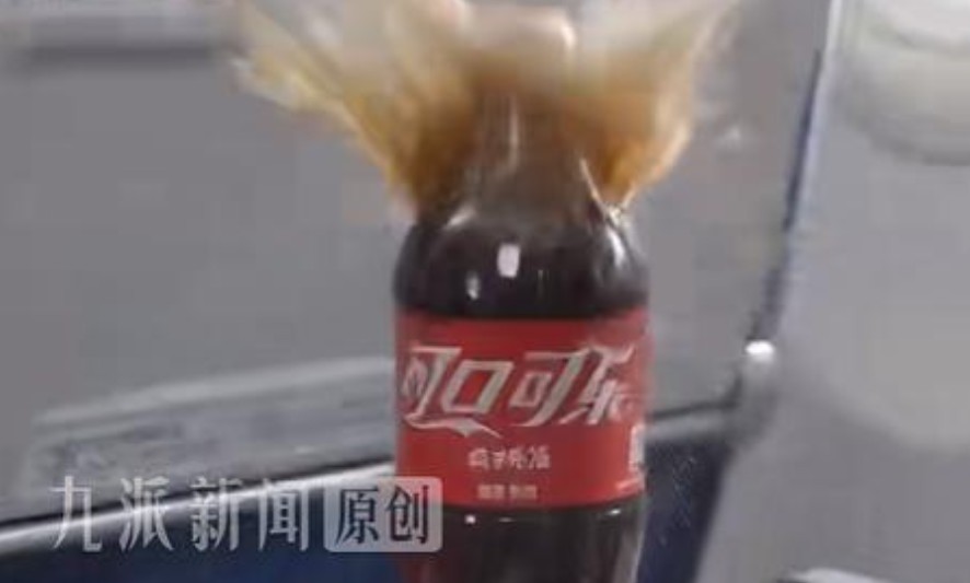 突发！乘客可乐爆瓶击伤空乘眼部  南航最新回应