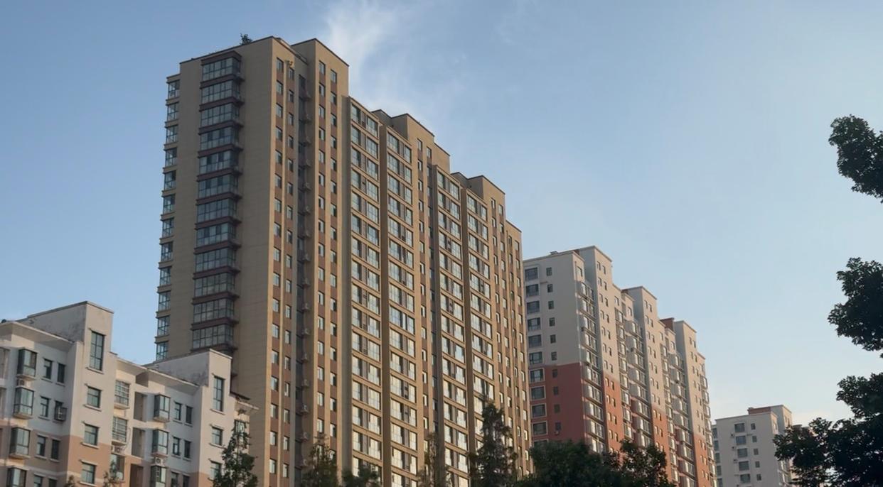 27层安置楼交房半年现隐患 记者现场走访发现楼体至今未加固