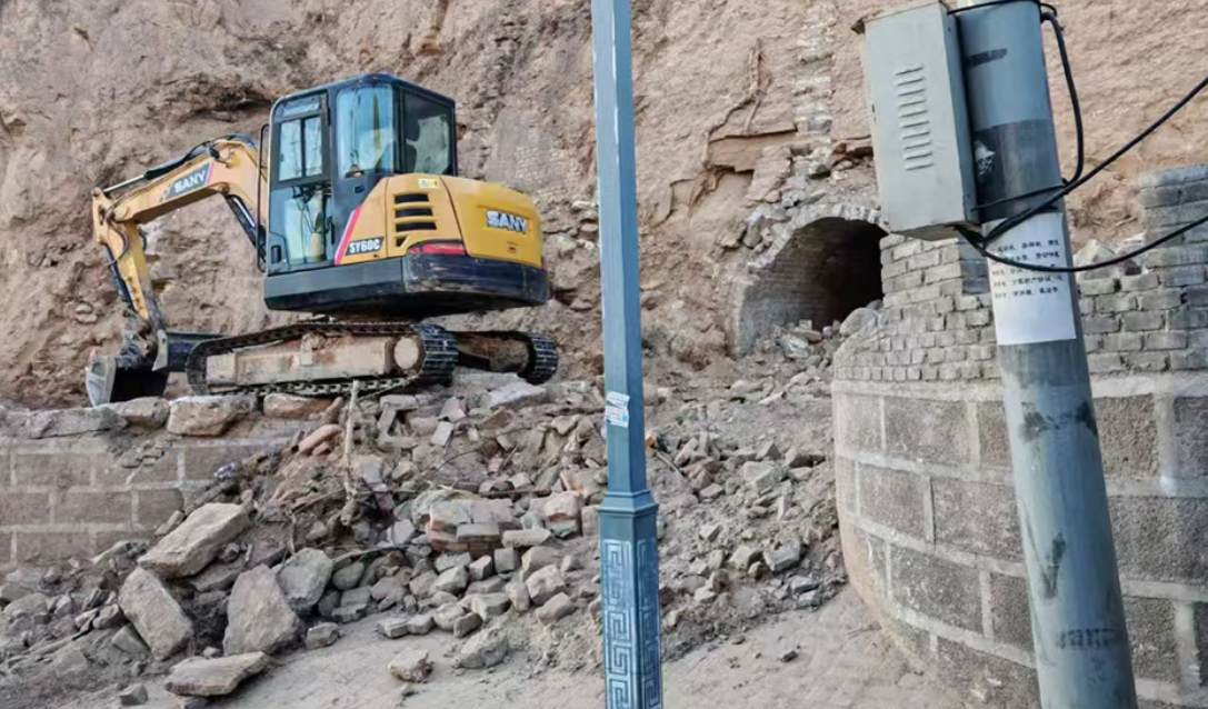 山西中阳残存明代城墙遭“拆旧建新” 墙砖被按废物丢弃
