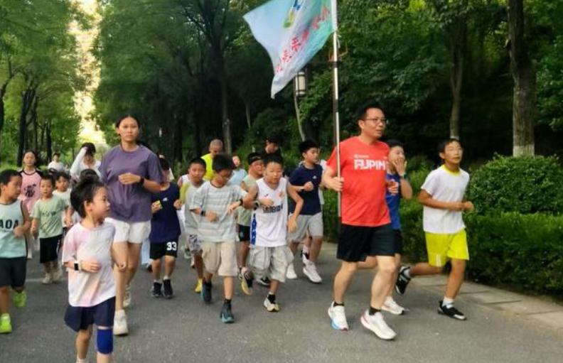 “丁班长”获阿里天天正能量专项奖 “四年公益长跑 从五人微光到五百人炬火”