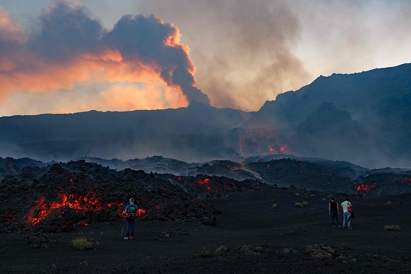 意大利埃特纳火山持续喷发 航班受影响