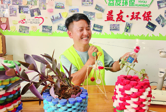  绿水青山的守望者|秦岭志愿者：14年 他带万人捡拾垃圾超36吨