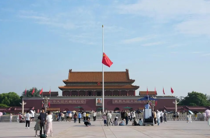天安门下半旗悼念朱镕基同志