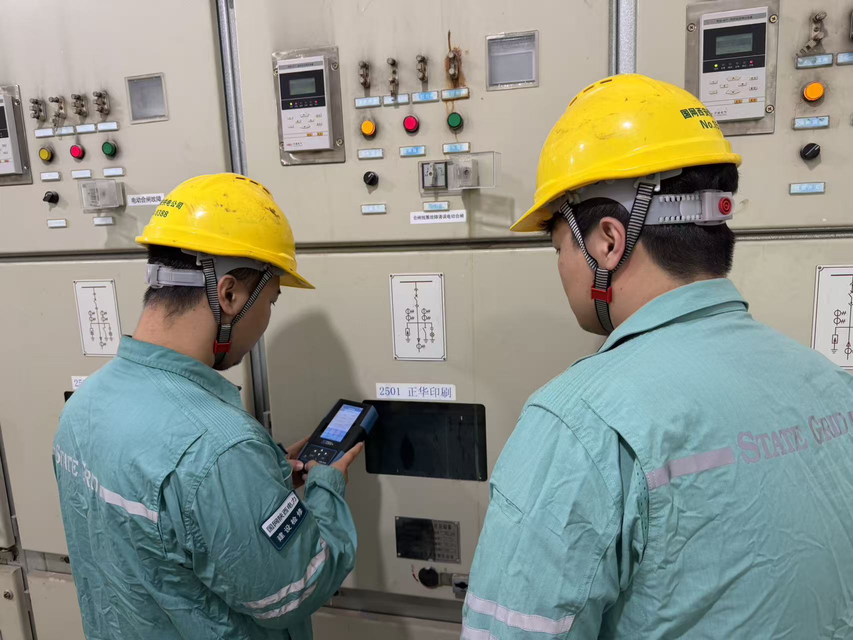 国网陕西电力工作人员对配电站进行巡检.jpg