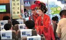 这趟高铁太“长安”：唐诗主题专列G92发车 乘务员派“良缘吉签” 