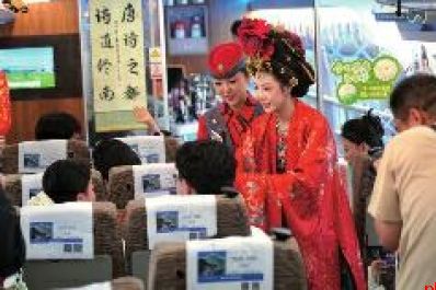唐诗主题专列G92发车 乘务员派“良缘吉签” 杜甫NPC车厢对诗 这趟高铁太“长安”