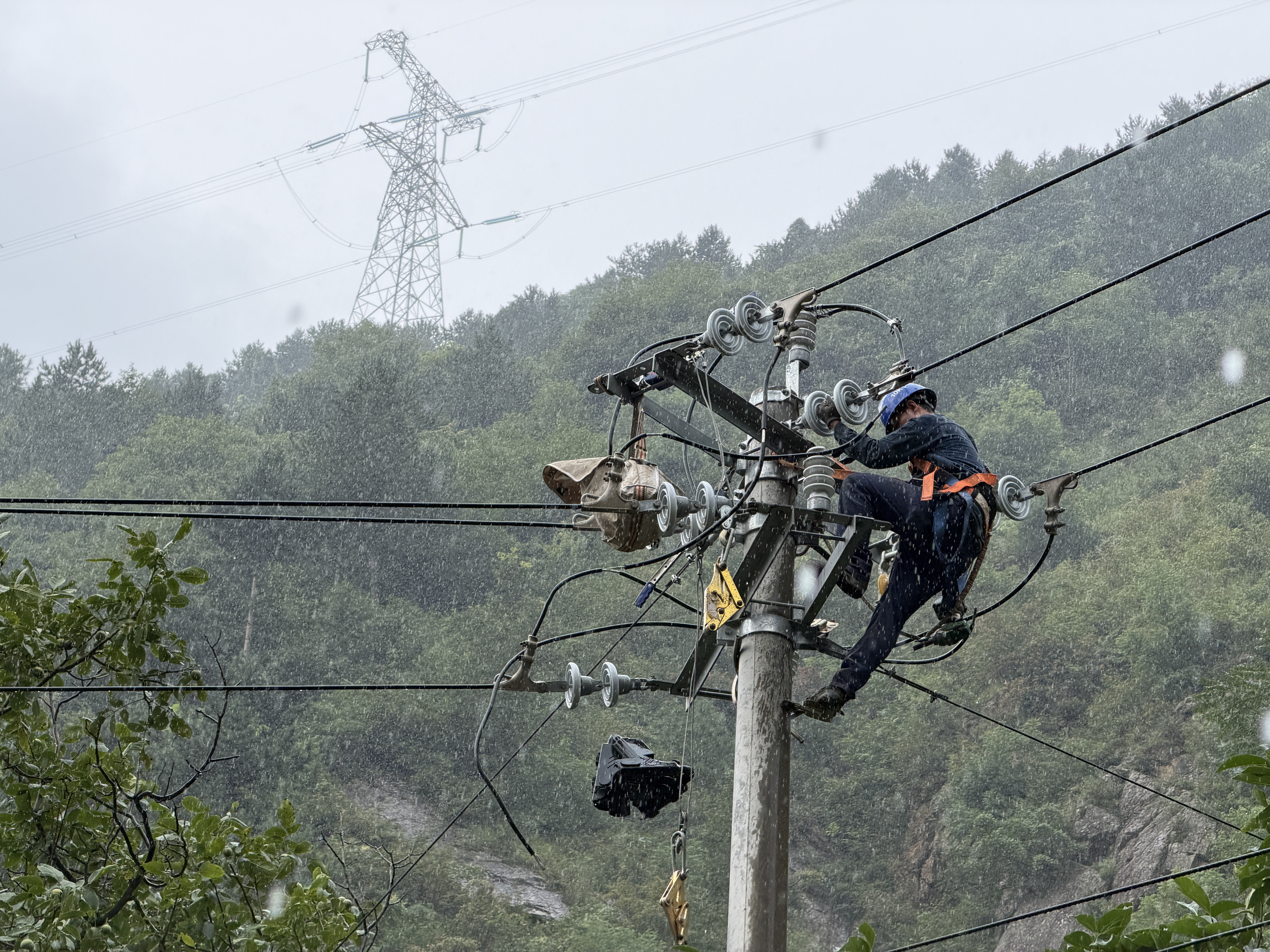 国网陕西电力工作人员冒雨抢修电力设施.jpg