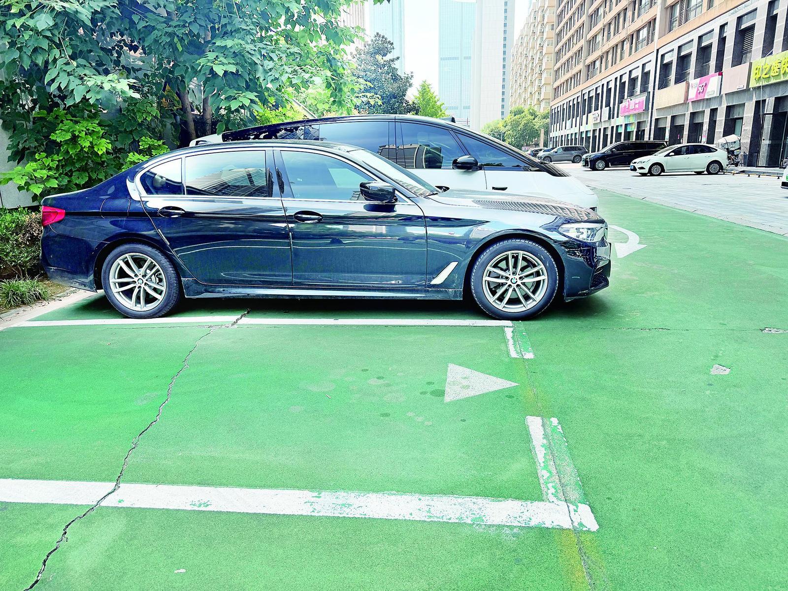 “大车”遇上小车位 怎样破解停车烦恼