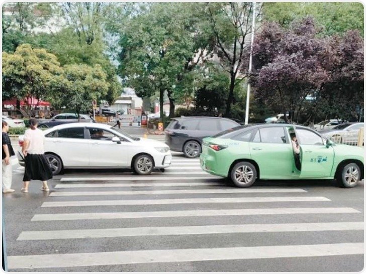 凤城五路和博慧巷交叉口路口没有红绿灯 市民过街靠“瞅机会”