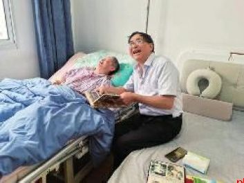 不离不弃 大爷“喊”醒植物人妻子