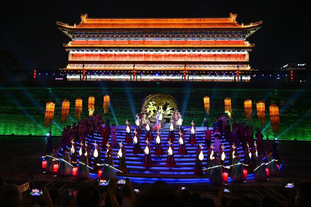 从“看演出”到“聊文化”，城墙夜话带火暑期经济