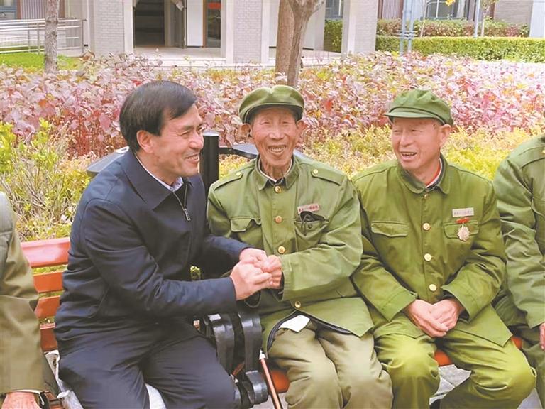 “用自己这团火，点燃一个又一个火把”——记“三秦楷模”王友民