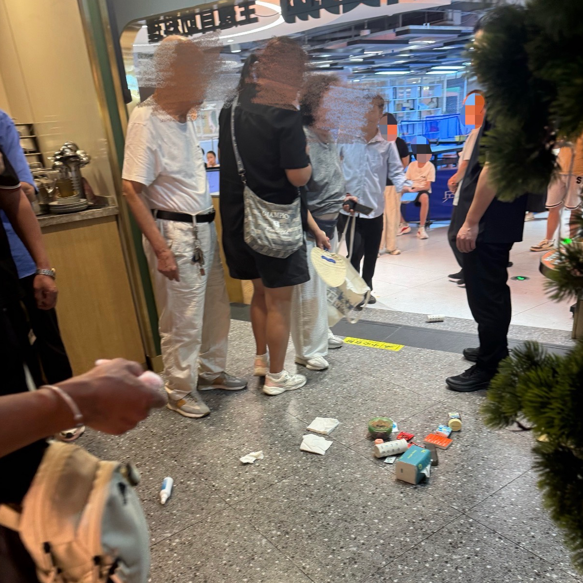 老人被质疑从自助餐厅带出食物 怒而倒空背包自证清白 餐厅回应 