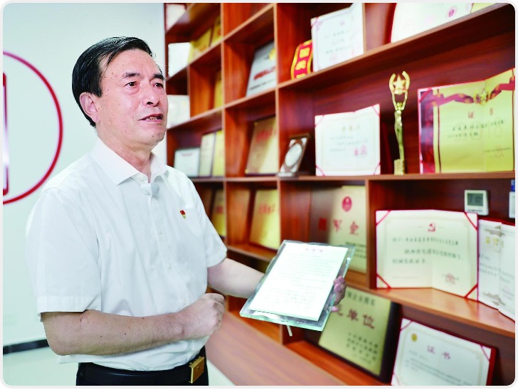 “军人在前方保家卫国，我在后方做些小事”——记“三秦楷模”王友民
