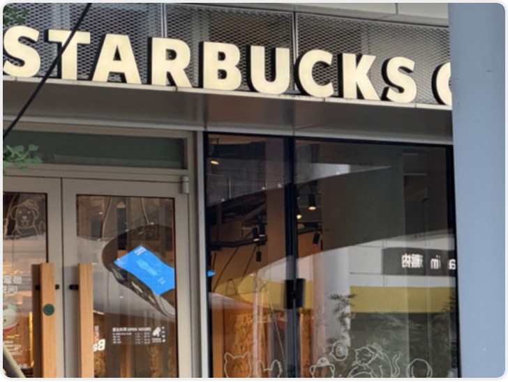 六神磊磊吐槽“凭啥让我给带宠物顾客让座？”上海星巴克涉事门店最新回应