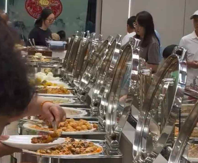 河北一地全城公交免费 游客去招待所能吃到15元丰盛自助餐