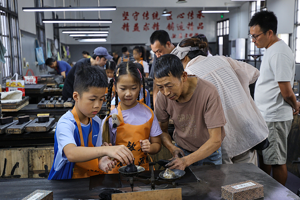 非遗“年轻化”：在流量浪潮中守住文化根脉