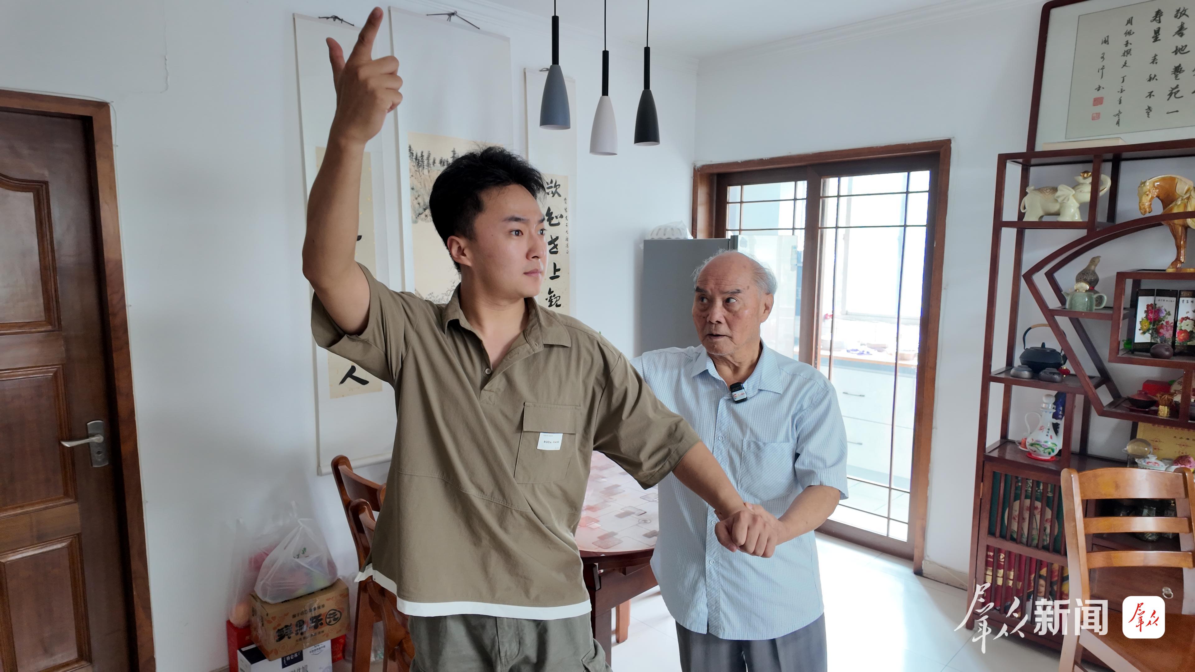 秦腔国家级非遗代表性传承人卫赞成(右)为学生排导秦腔《别窑》。