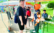 大学校园迎新队伍里 有了“AI辅导员”