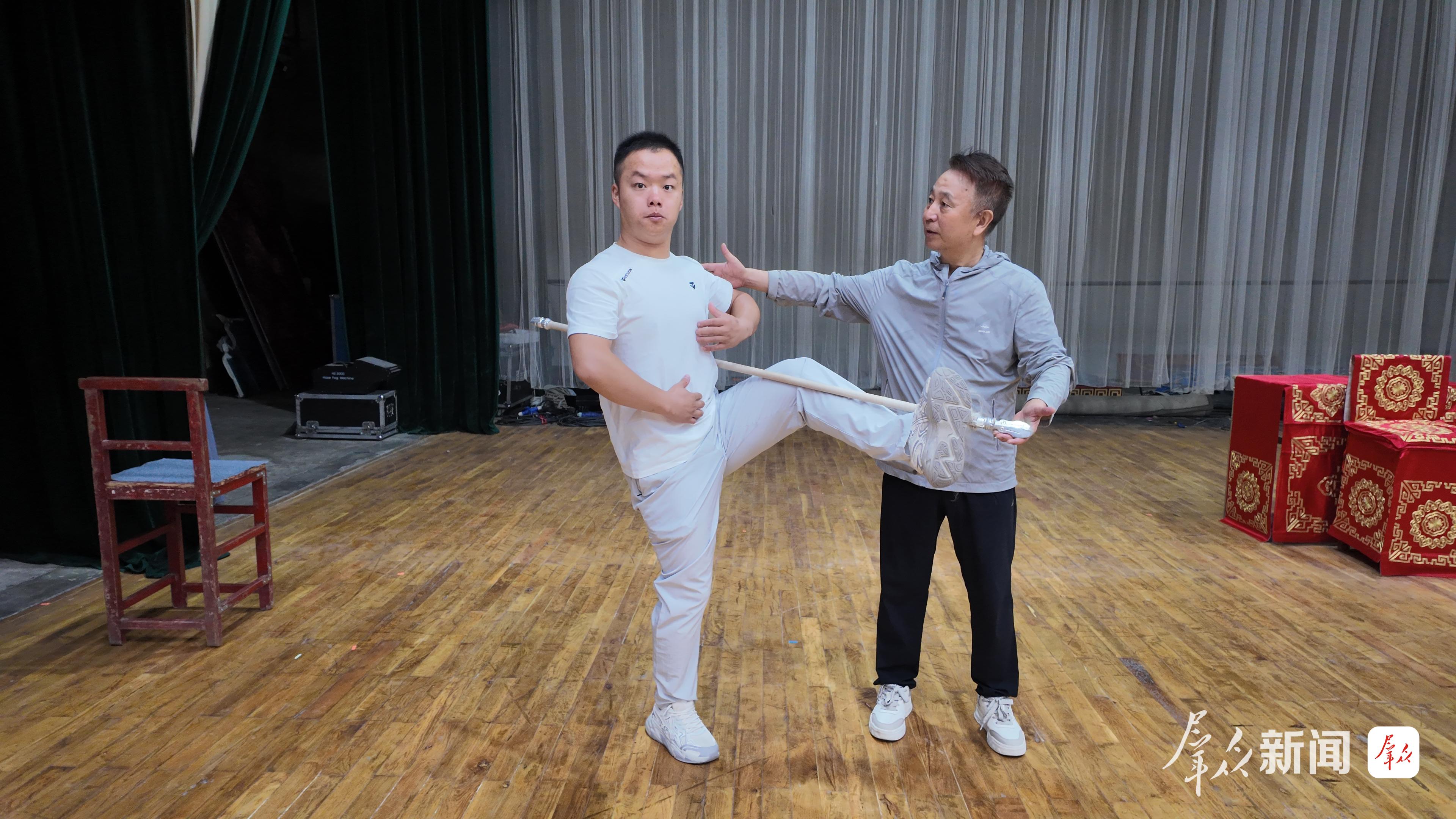 渭南市秦腔剧团艺术总监张佐群(右)指导青年演员。