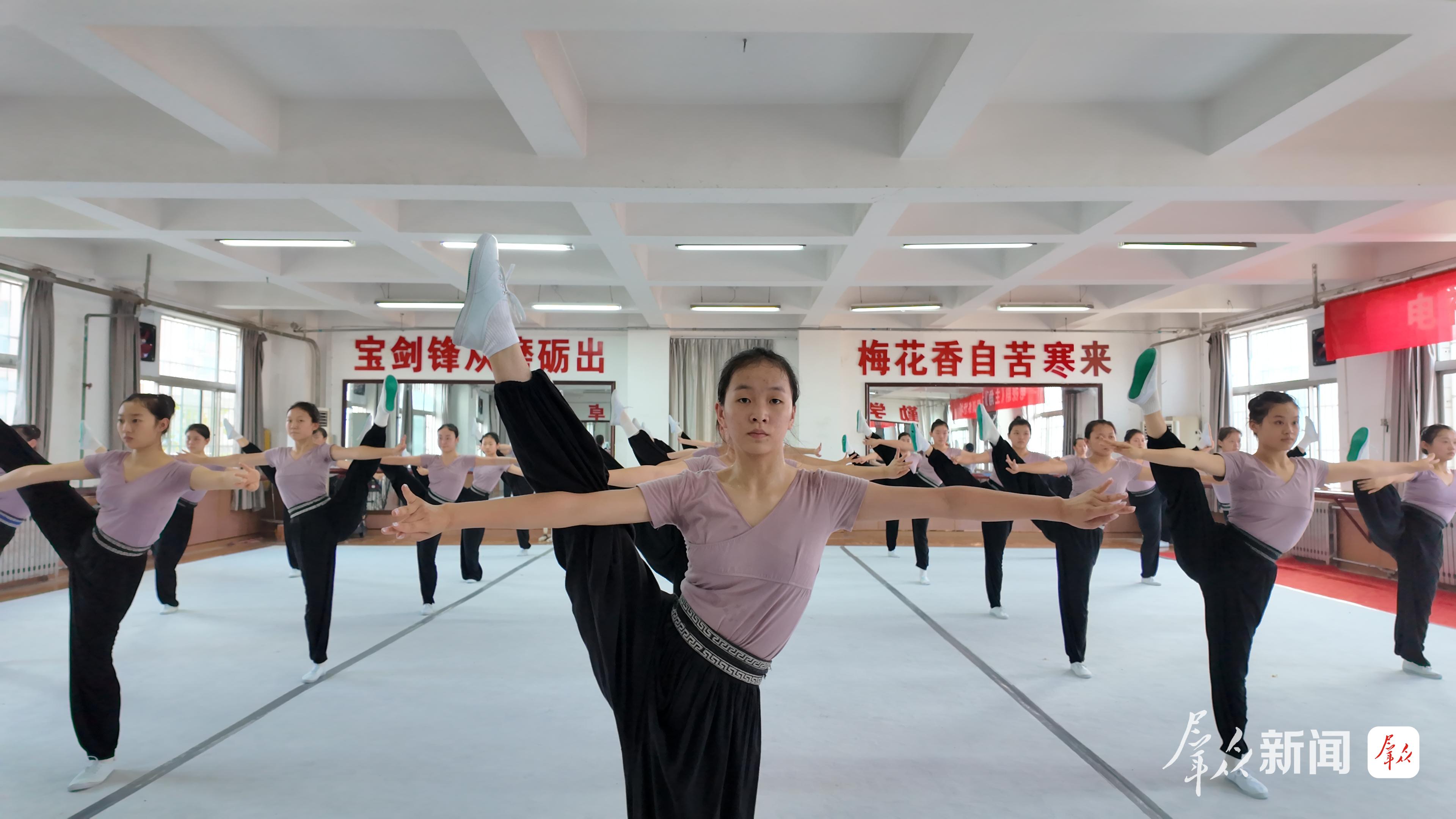 8月21日,在陕西省戏曲研究院内,该院第十一期学员培训班学员在练<span class=