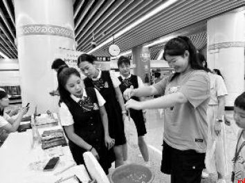 文明集市“开进”地铁站 大学生收获别样“开学礼”