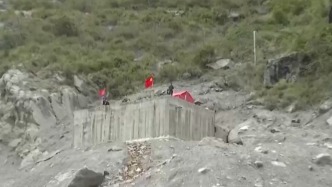 大弧度弯道成为道路抢通难点 西藏吉隆增设首条绳梯避险通道