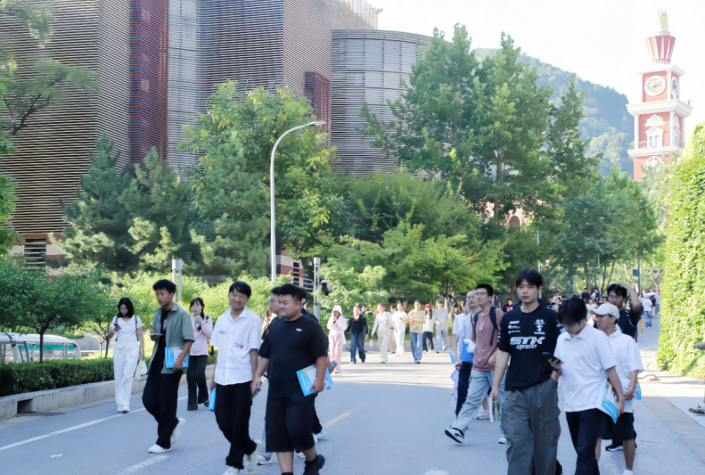 从“开学第一课”到“人生每一课”——西安翻译学院2026年秋季学期开课首日纪实