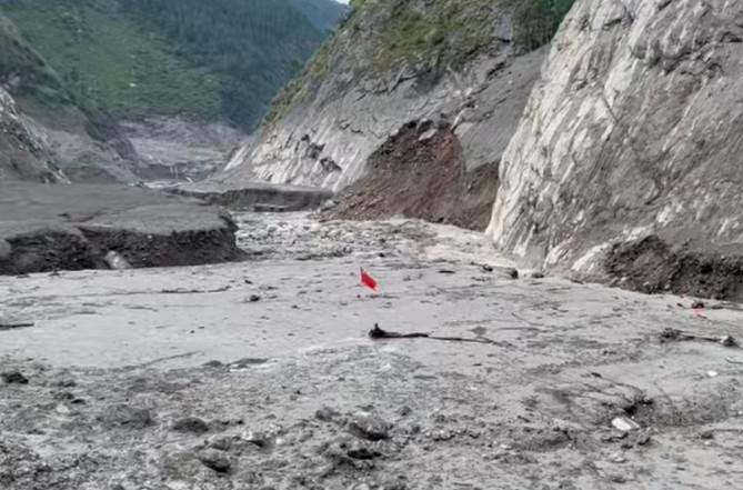 通往吉隆口岸的陆路通道已基本打通 已进入核心区开展救援