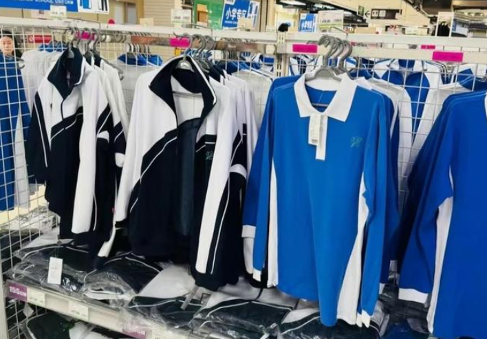 深圳校服可在商场超市自行购买 经典配色沿用已超20年