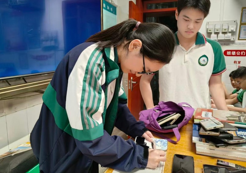 重庆正式立法 学校可禁止学生带手机进校园