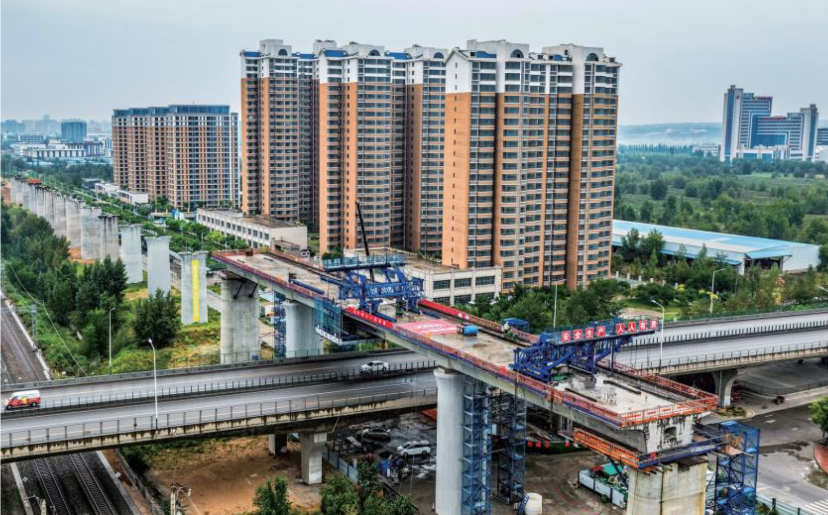 延榆高铁首个跨城市高架道路连续梁合龙