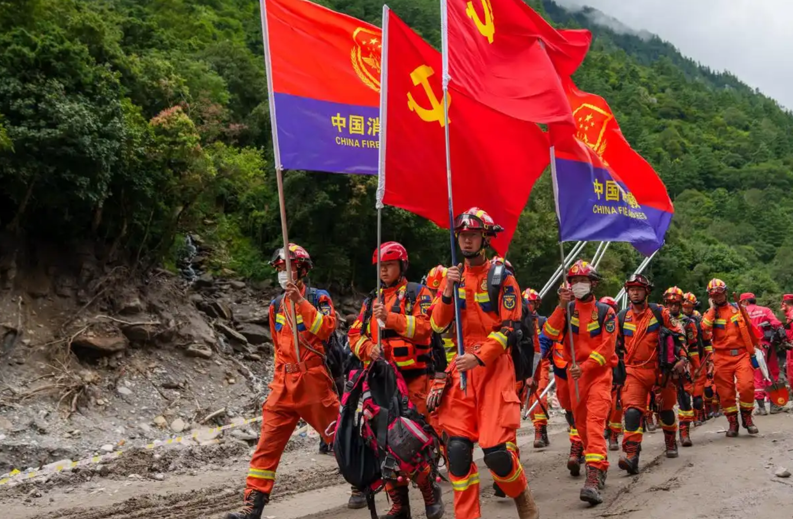 西藏吉隆：多方救援力量向核心区域挺进