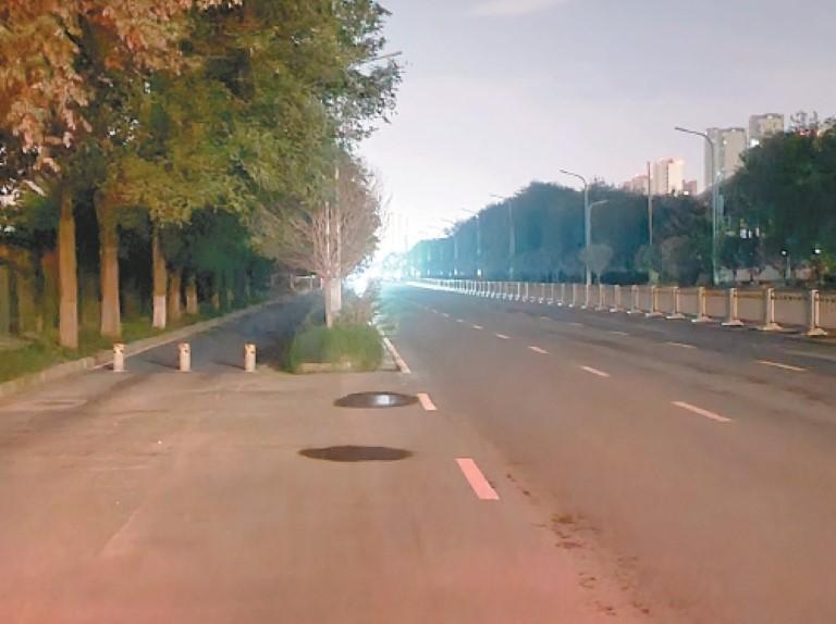西安科技西路一路段路灯不亮 市民夜间出行存在安全隐患
