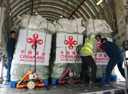 中国对尼泊尔第三批援助物资交付 第四批援助专家随机抵达