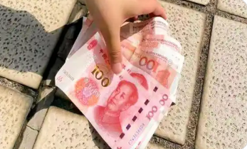 西安青龙寺地铁站出入口大量现金散落 市民第一时间报警