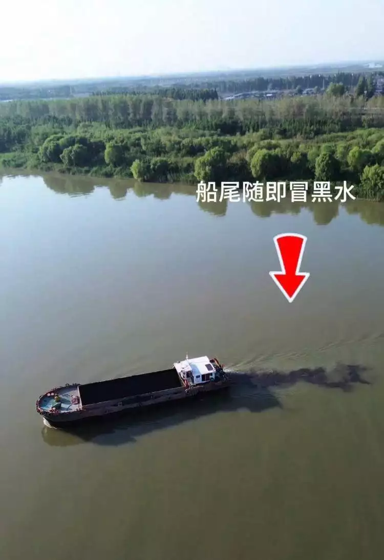 长江武汉段疑现驳船倾倒不明黑色固体？ 官方：已赴现场调查