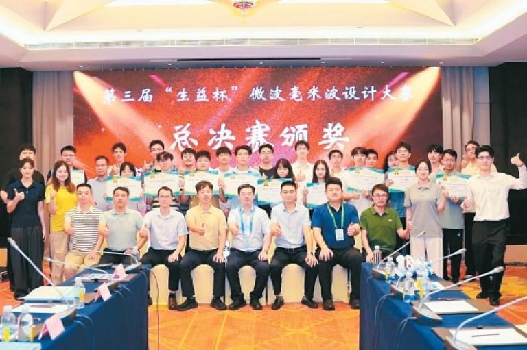 西电学子研制“聪明外衣” 低轨卫星一穿上信号就会自己找路