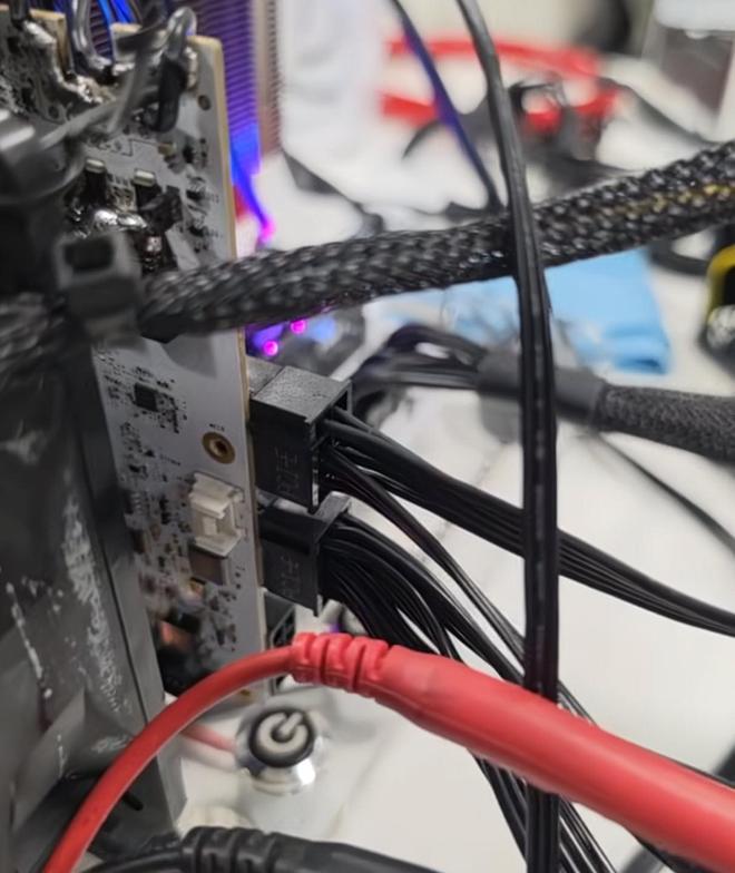 全球首张3×8针RTX 5090显卡