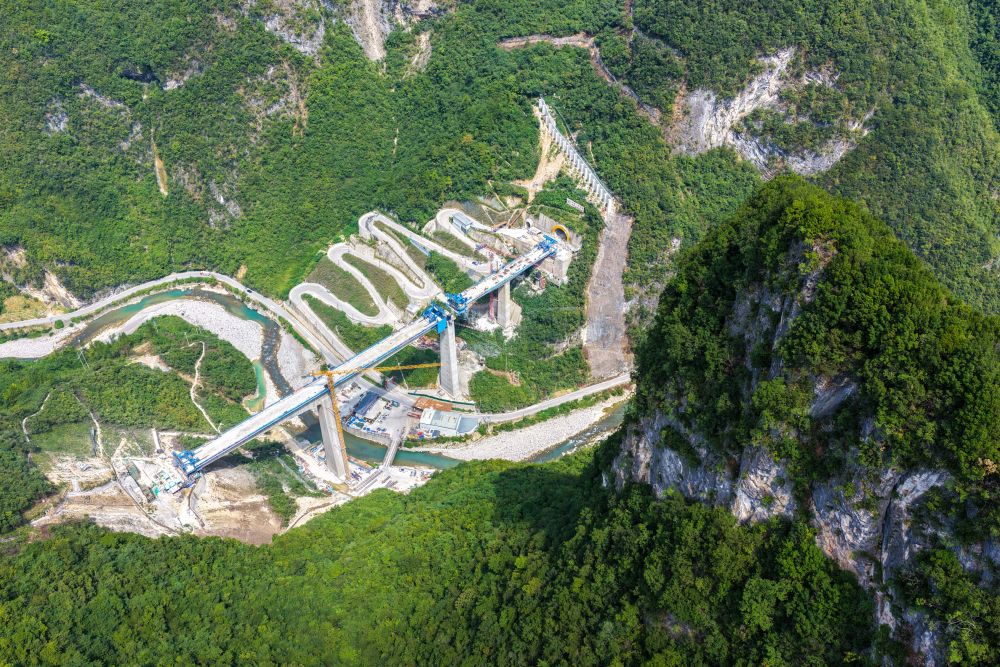 西渝高铁朱家山隧道顺利贯通