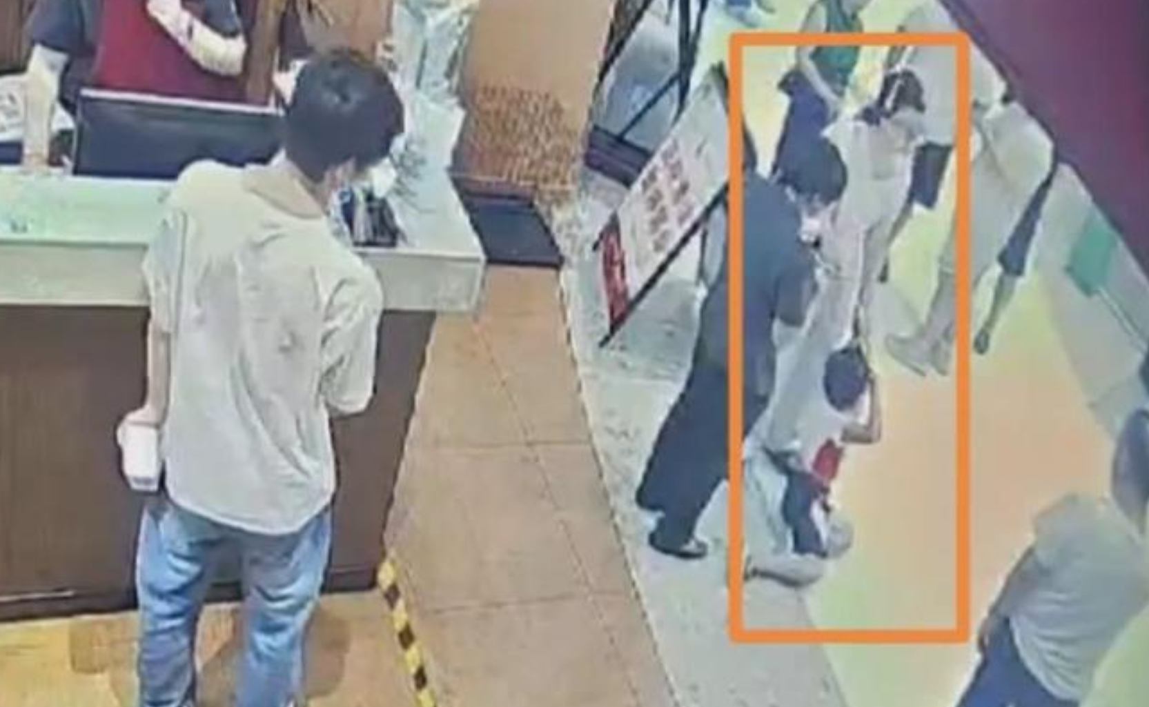 称被4岁男童摸臀的女子回应质疑：我是干自媒体的 当然需要流量