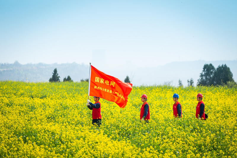 国家电网陕西电力张思德共产党员服务队队员开展旅游节保电护航.jpg