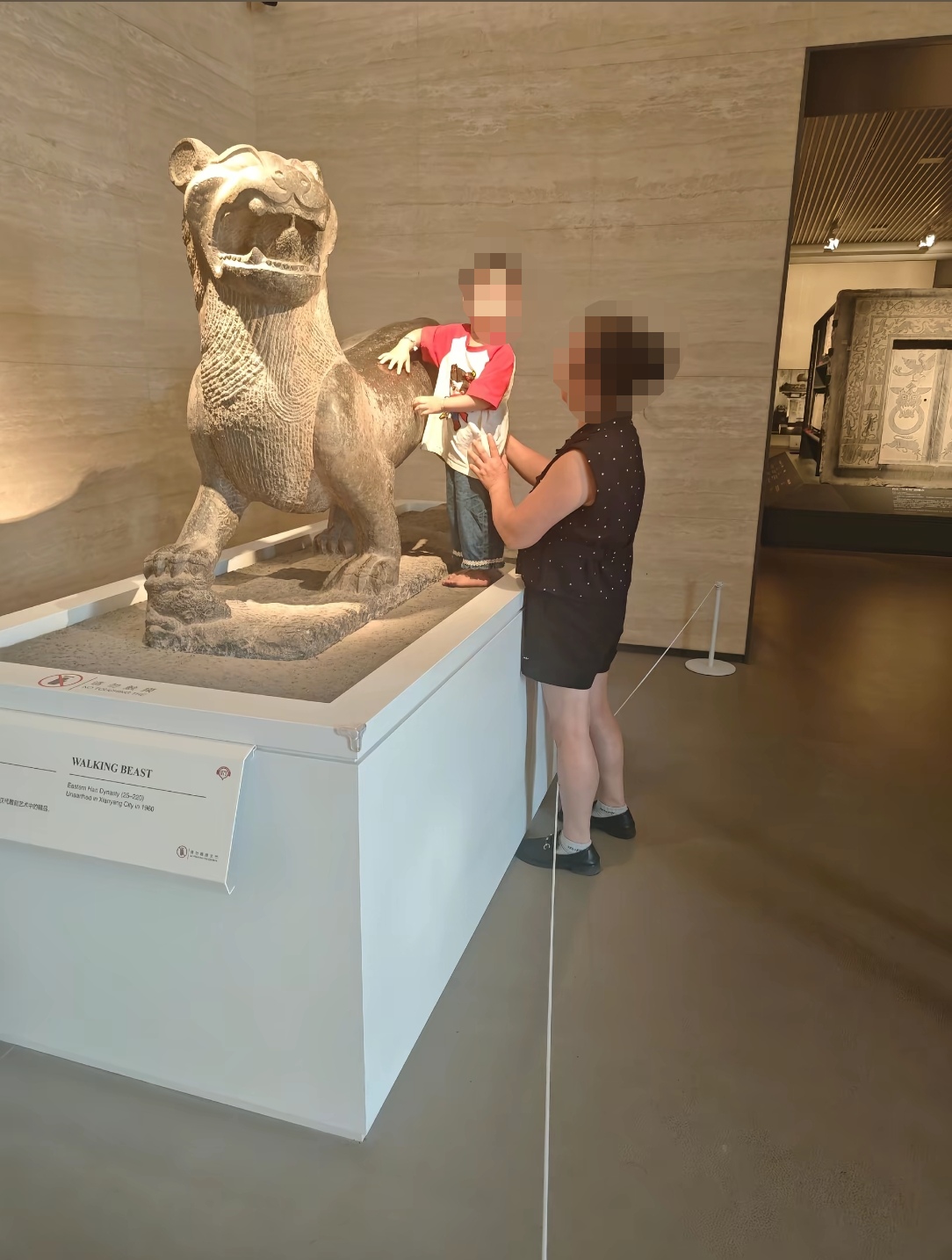 西安一老人将孩子抱上展示台触摸文物 碑林博物馆回应