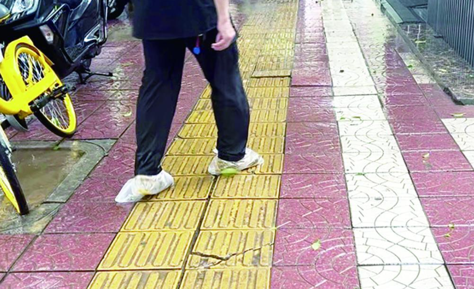西安这些地方人行道地砖松动 踩上就会遭遇泥水飞溅