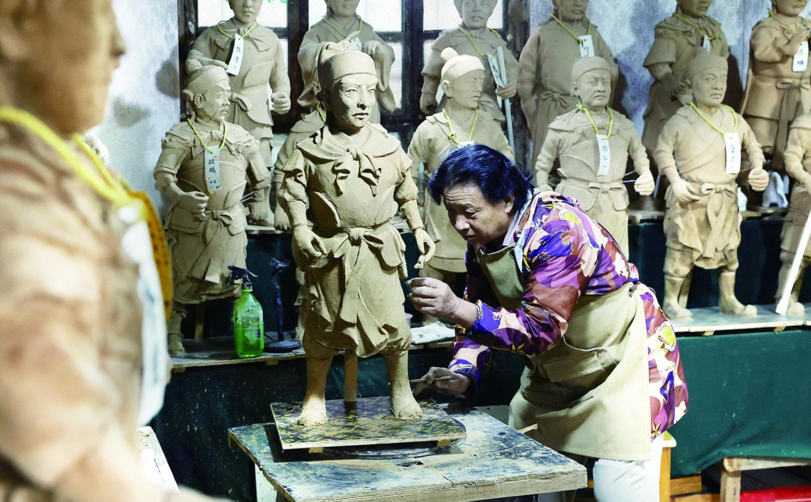 蓝田七旬老人历时4年 “手搓”水浒一百零八将群像