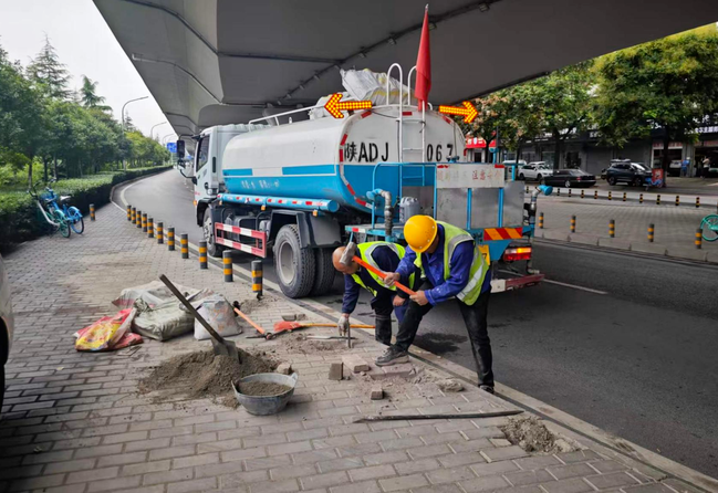  小8跑街 追踪|广安路高架桥下百余辆车已催挪 垃圾堆积、占道经营均已整改
