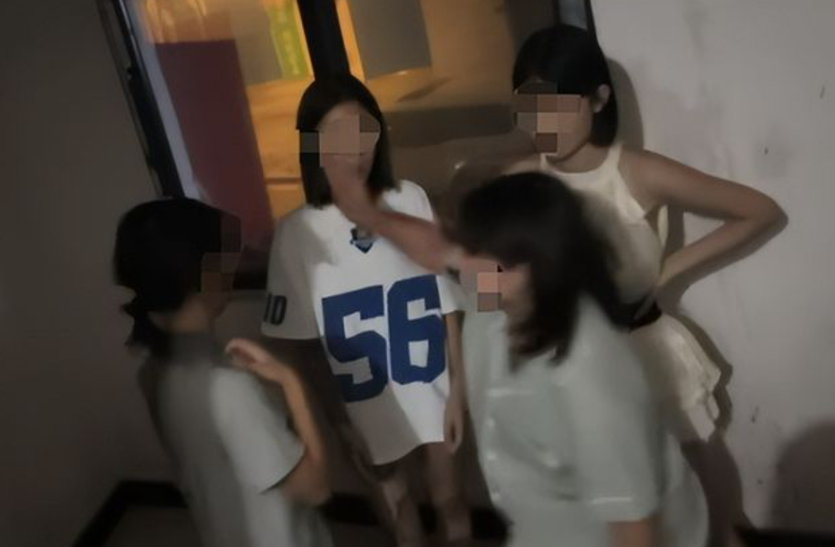 重庆一初二女生在楼道里遭殴打 嫌疑人已被抓获