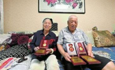 西安九旬夫妻从烽火岁月走来 温情相守一生